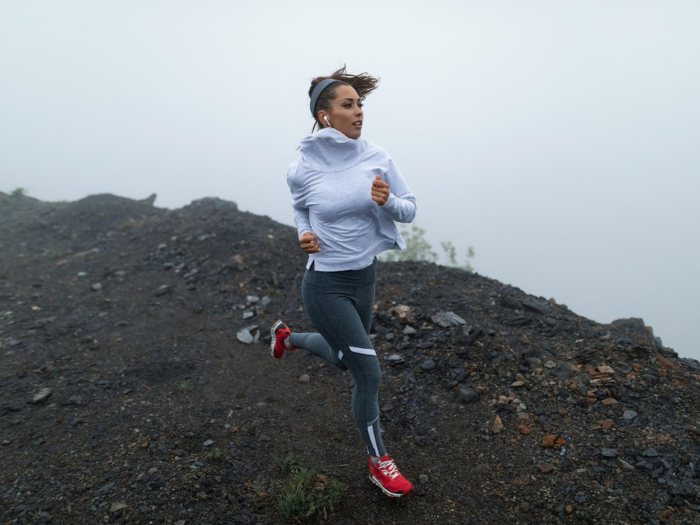 Trkač u parku tokom intenzivne aerobne aktivnosti, ilustracija veze između NMN suplementacije i sportske izdržljivosti